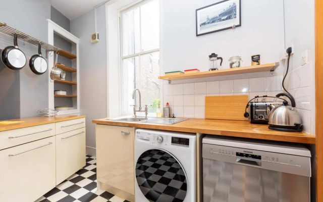 Stylish 2 Bedroom Converted Victorian Storefront