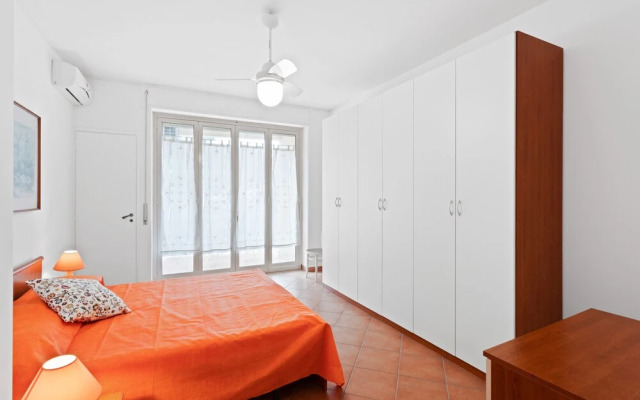 Lungomare Ciclopi Apartments With Balconies And Parking