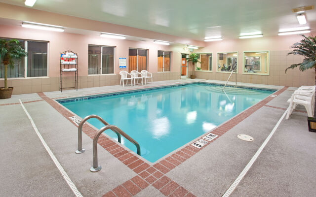 Holiday Inn Express Hotel & Suites Cincinnati-Blue Ash by IHG