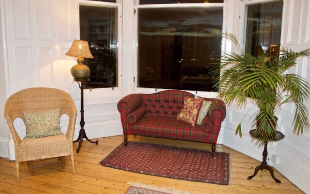 Traditional 3 Bedroom Home With Garden Access