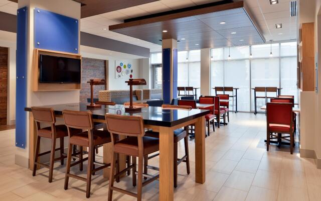 Holiday Inn Express & Suites Marshalltown by IHG
