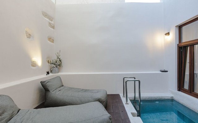 Le Bijou Luxury Upper Suite with jacuzzi and unique view