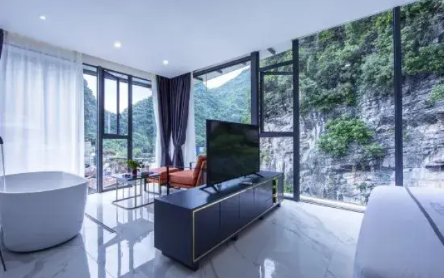 Live by Mountains Hotel(阳朔借山而居酒店（西街店）)
