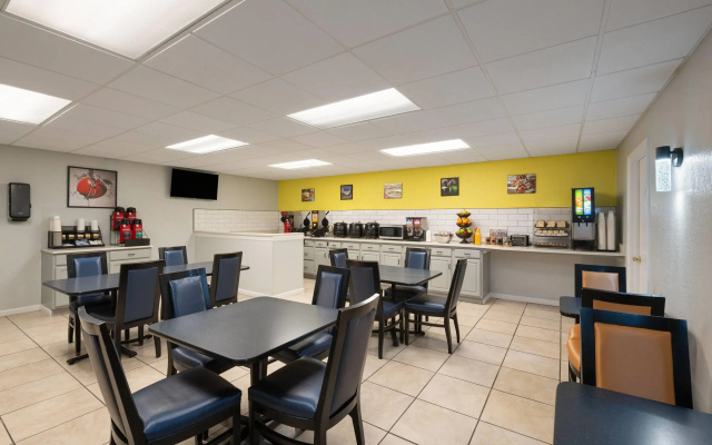 Super 8 by Wyndham Lake City