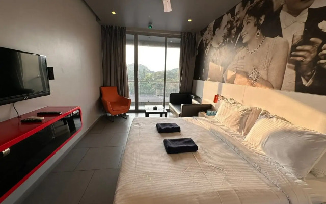SinQ Party Hotel