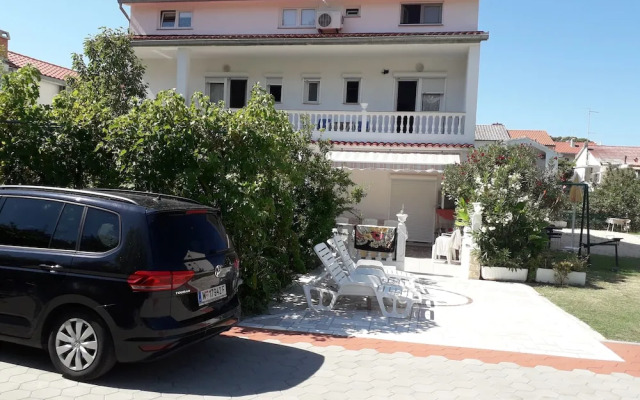 Immaculate 3-bedrooms Apartment in Rab 1-8 Pers