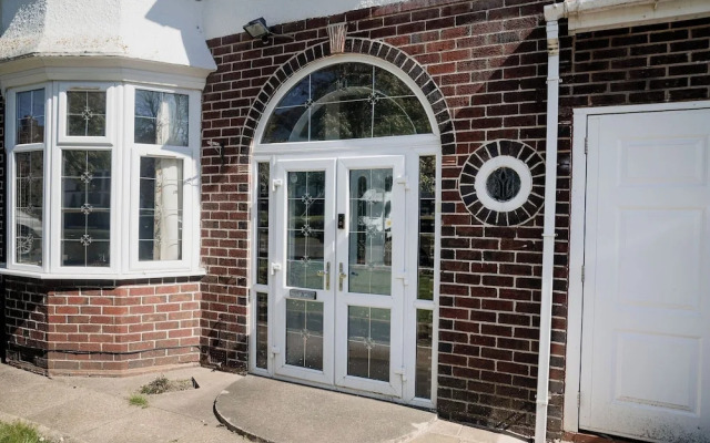 6-bed House - Sleeps 13 - Families & Contractors