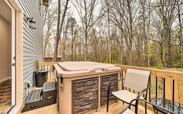 Asheville Area Hideaway w/ Hot Tub + Deck!