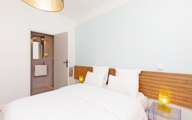 Palais Area: Modern 4 Bedrooms/ 4 Baths