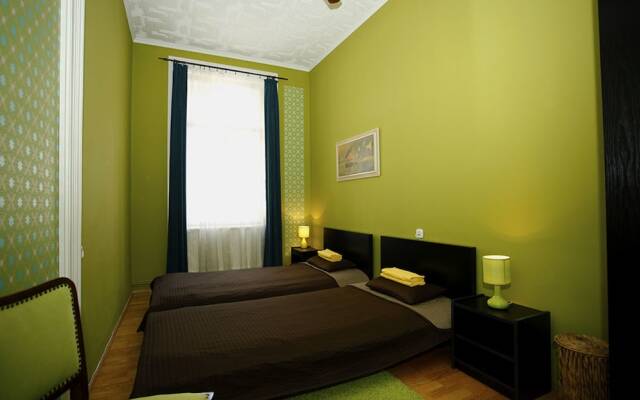 Chic Tarragon Apartments