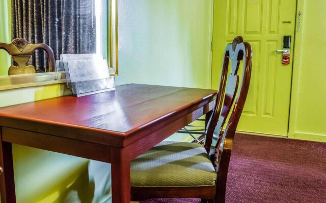 Econo Lodge Pittsburgh I-79