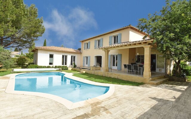 Luxurious Villa in Castillon-du-gard With Outdoor Kitchen