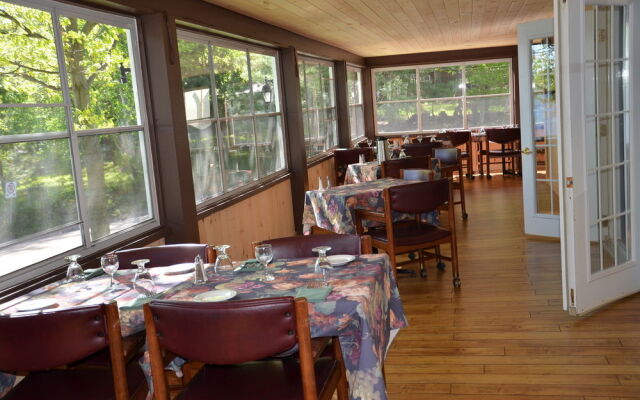 Oakview Lodge & Marina