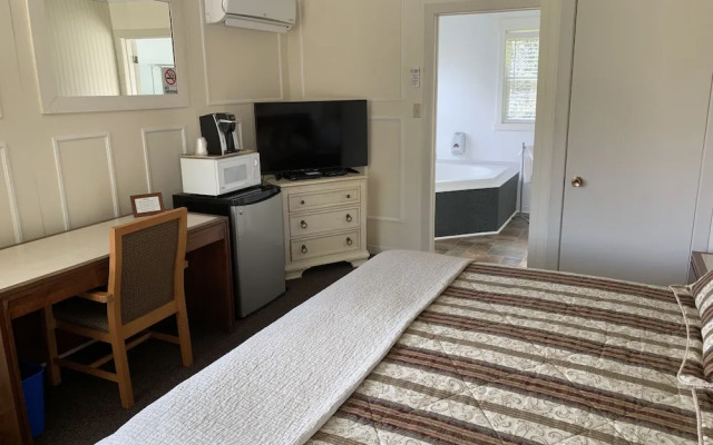 The Lionstone Inn Motel and Cottages