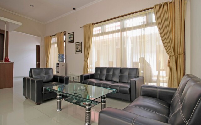 RedDoorz near Hartono Mall 3