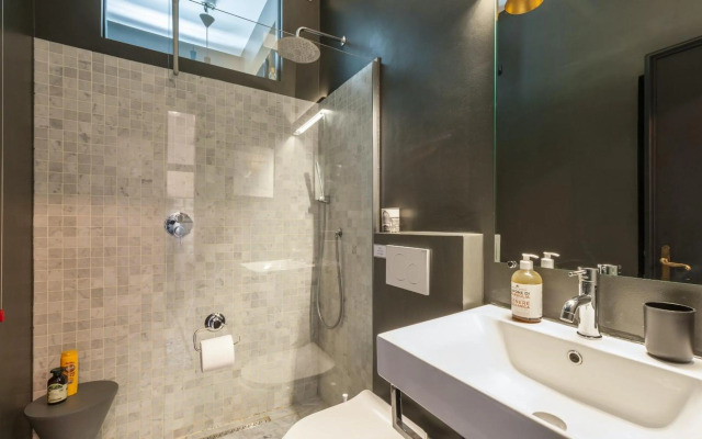 Stylish Renovated Apartment In The Heart Of The City