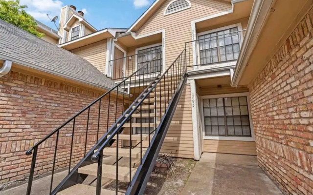 Upscale 1BR Condo in Med Center