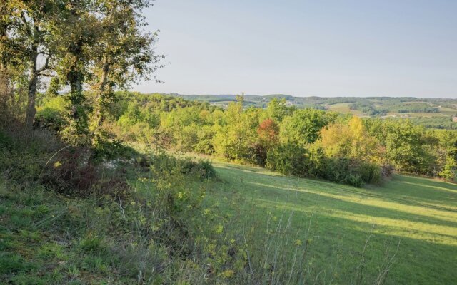 Beautiful Holiday Home in Mauroux With Swimming Pool