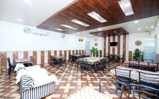 Mr Shawarma Family Restaurant & Hotel by OYO Rooms