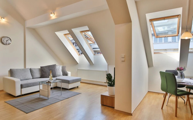 Wenceslas Square Duplex by easyBNB
