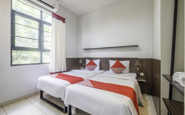 OYO 535 Cileunyi Residence