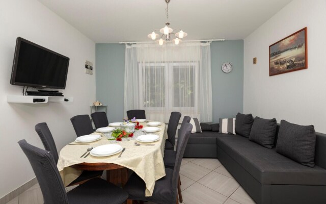 Stunning Home in Bast With 4 Bedrooms, Jacuzzi and Wifi