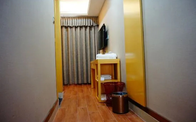 Guangzhou Liangyou Qicheng Hotel (Gangding Subway Station Jinan University Branch)