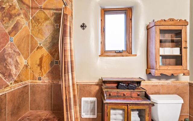 Amor - Historic Adobe in the Heart of The Railyard and Downtown Santa Fe, Hot Tub