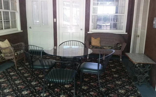 Gunn House Hotel