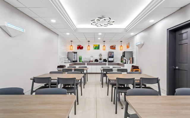 Quality Inn Airport - Cruise Port