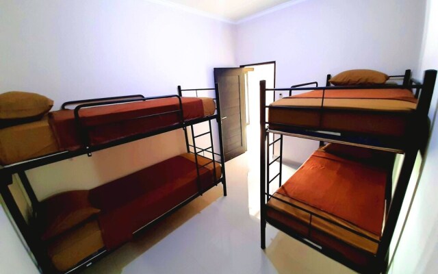 Safe House Bed and Breakfast - Hostel - Adults Ony