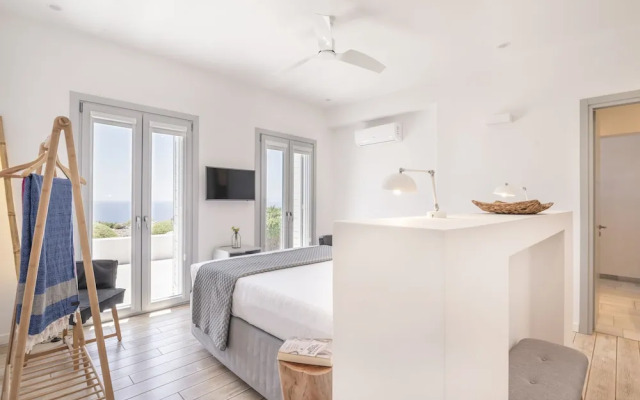 Luxury Villa With Pool And Sea View..!