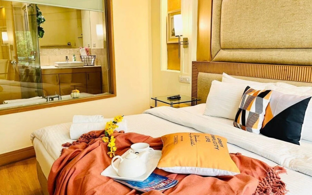 BluO 1BHK - DLF Galleria | BathTub, Balcony, Suite