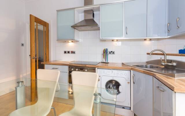 A Bright &Spacious 2 Bed Apt in West Kensington