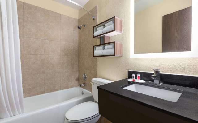 Howard Johnson by Wyndham Waterloo/Cedar Falls