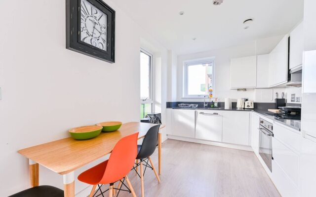 2-bed Apartment Only 15 Mins From Central London
