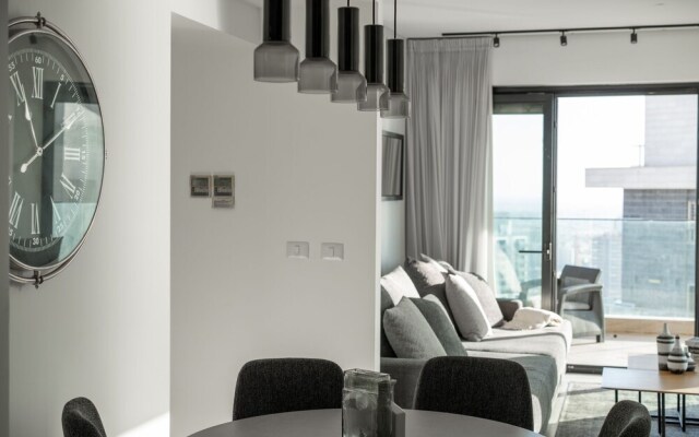 Sea-side 4 BR Apt with Gym