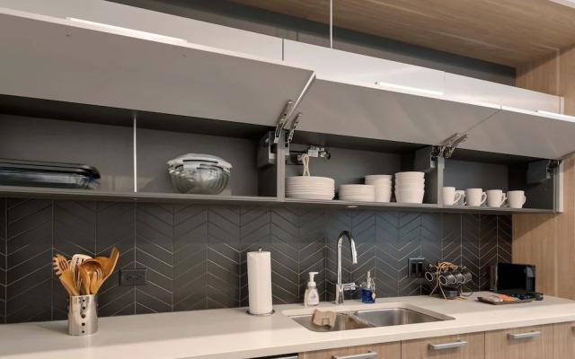 Downtown Charm 2BR Comfort Great Amenities