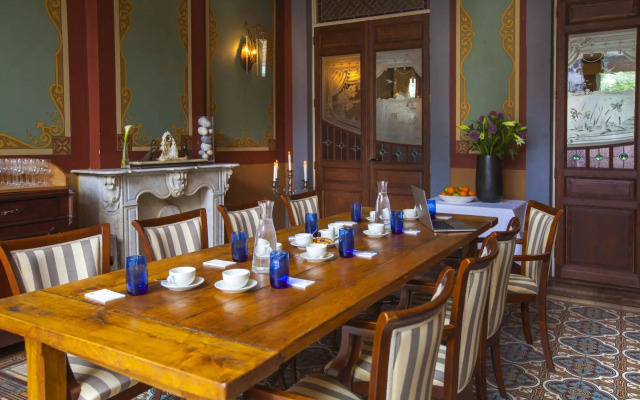 Fitz-Roy Urban Hotel Bar and Garden