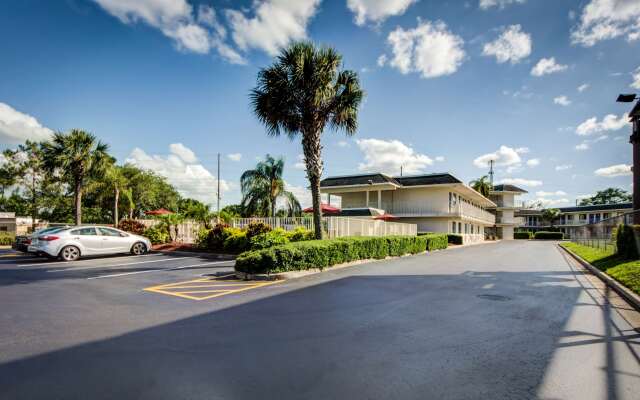 Motel 6 Lakeland, FL