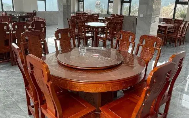 Hutiaoxia Town High Road Hiking Start House