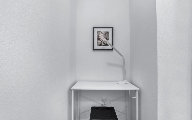 Chic Condo Minutes to Downtown, Gruene, & More