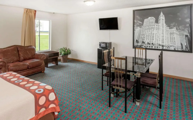 Super 8 by Wyndham Pekin/Peoria Area