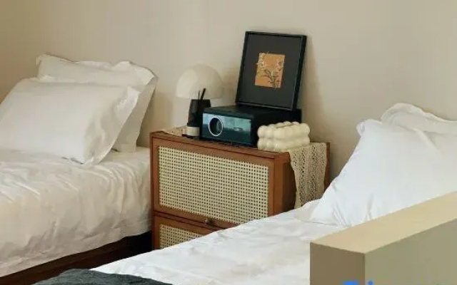 Jiujian Yixiu · Mid-Century Style Designer Boutique Stay (Linhai Yintaicheng)