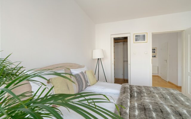 Apartment With Parking Poznań by Renters