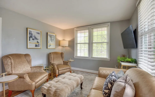 2 Mi to Dtwn Pensacola: Charming Apartment