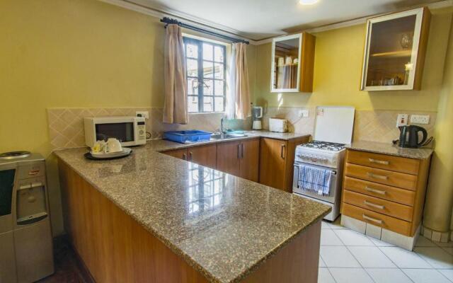 Peaceful, Spacious, Open-plan 2br apartment set in mature garden