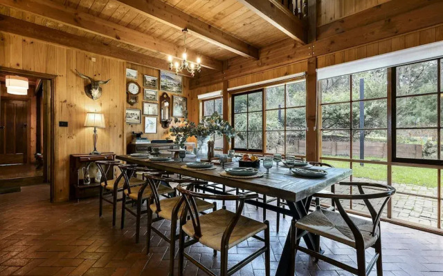 Onyx Retreat Healesville Luxury Lodge x Hot Tub