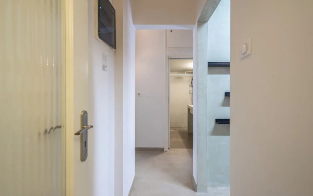 Stylish 2 Bd Urban Retreat Near Panormou