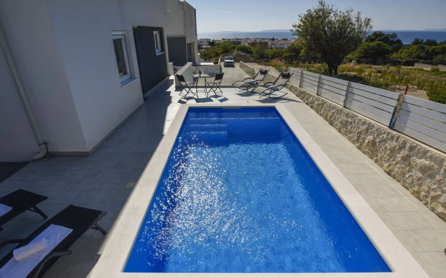 Funtastic C Apartment with Pool and Terrace